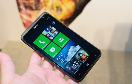 4.7 吋大芒一號 HTC Titan 實機睇