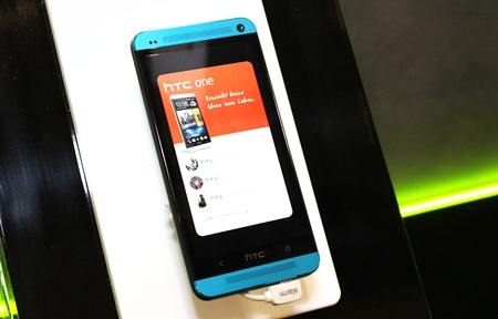 HTC One 極光藍 實機圖賞