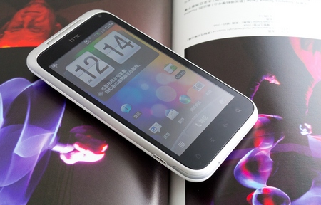 白色款 HTC Incredible S 寫真集